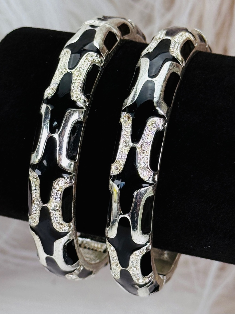 Pretty vintage, silvertone black enamel bangle bracelet set